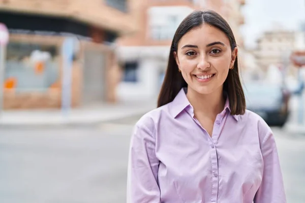 Junge Hispanische Frau Lächelt Selbstbewusst Auf Der Straße — Stockfoto