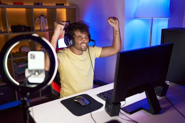 Junger Hispanischer Männerstreamer Spielt Videospiel Mit Siegerausdruck Spielhalle — Stockfoto