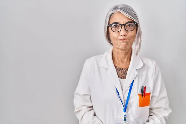 Mujer Mediana Edad Con Pelo Gris Vistiendo Bata Científica Hinchando —  Fotos de Stock