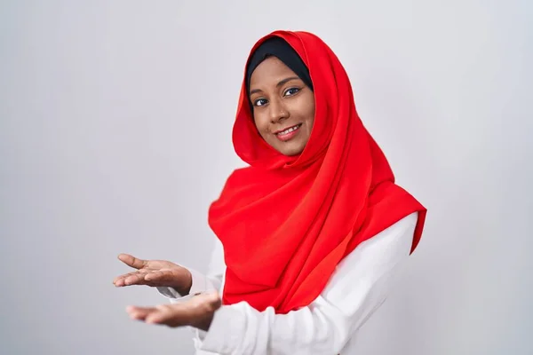Junge Araberin Mit Traditionellem Islamischen Hijab Schal Lädt Ein Lächelnd — Stockfoto