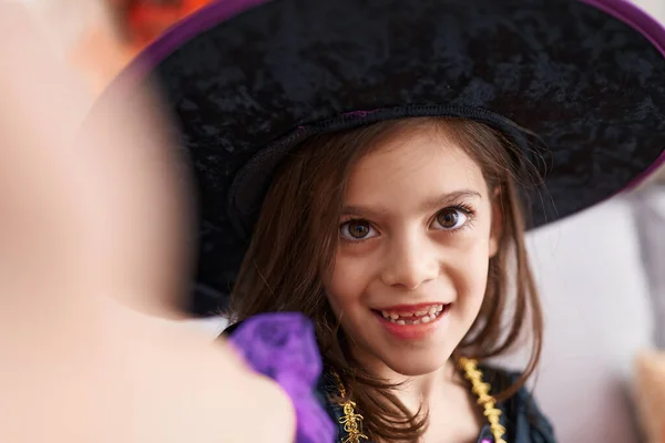 Cadı Kostümü Giymiş Sevimli Spanyol Kız Evde Kamera Önünde Selfie — Stok fotoğraf
