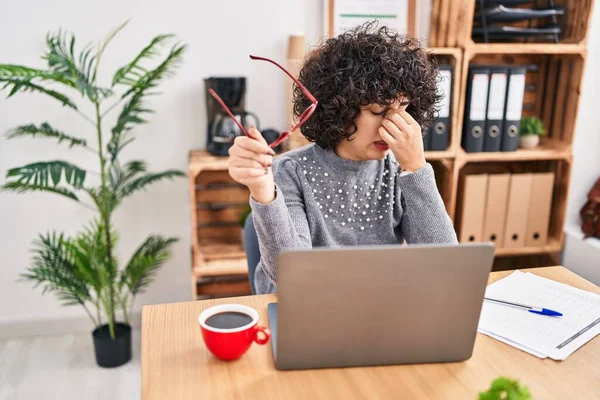 Young Middle East Woman Business Worker Stressed Working Office — Stockfoto