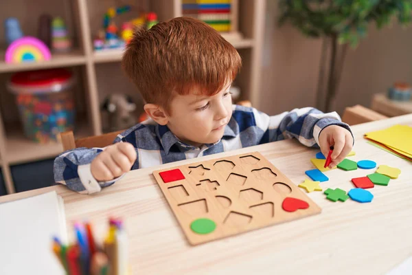Adorable Niño Jugando Con Las Matemáticas Juego Puzzle Sentado Mesa —  Fotos de Stock