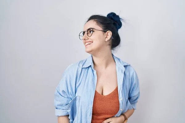 Joven Chica Moderna Con Pelo Azul Pie Sobre Fondo Blanco —  Fotos de Stock