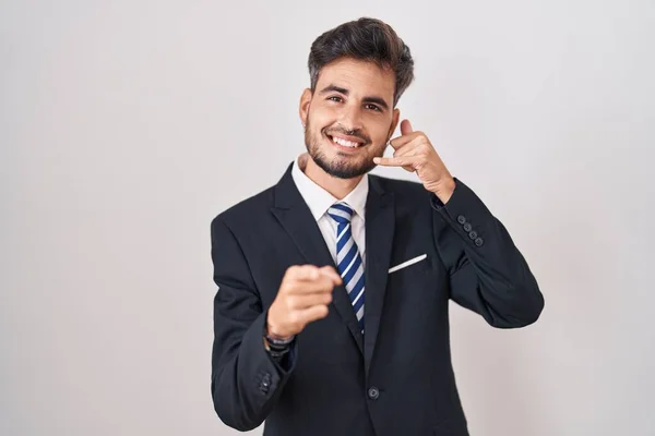 Mladý Hispánec Tetováním Obleku Kravatě Usmívá Mluví Telefonu Ukazuje Tebe — Stock fotografie