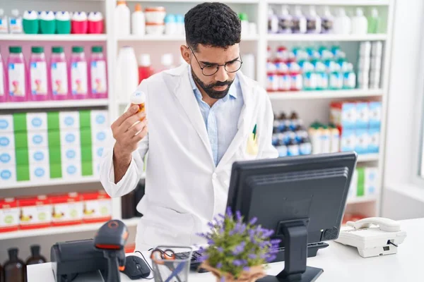 Mladý Arabský Muž Lékárník Pomocí Počítače Drží Pilulky Láhev Lékárně — Stock fotografie