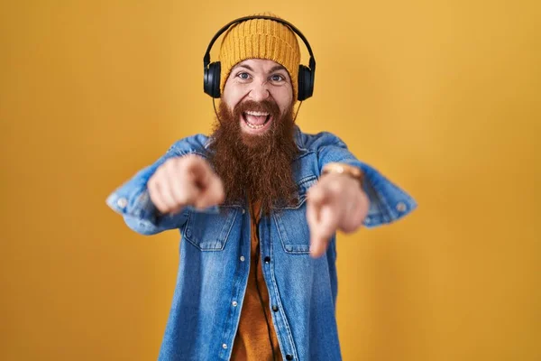 Kaukasischer Mann Mit Langem Bart Der Musik Über Kopfhörer Hört — Stockfoto