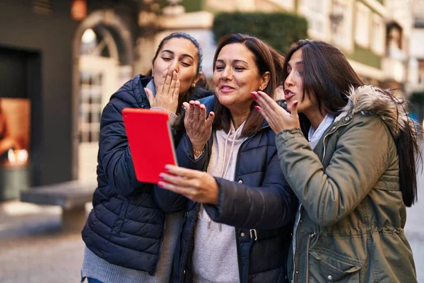 Three Woman Mother Daughters Having Video Call Street — Fotografia de Stock