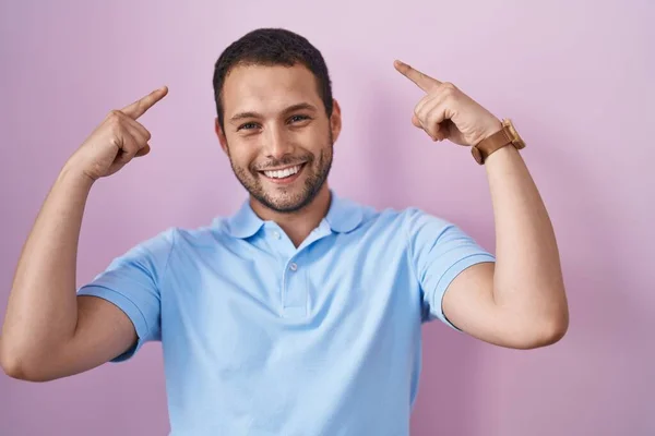 Hombre Hispano Pie Sobre Fondo Rosa Sonriendo Señalando Cabeza Con — Foto de Stock