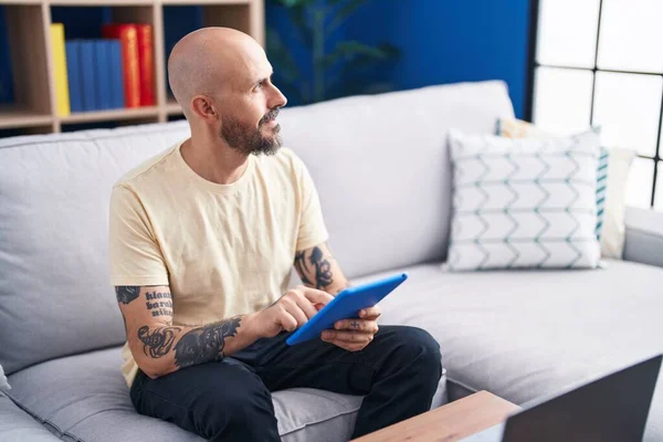 Young Bald Man Using Touchpad Sitting Sofa Home — Fotografia de Stock