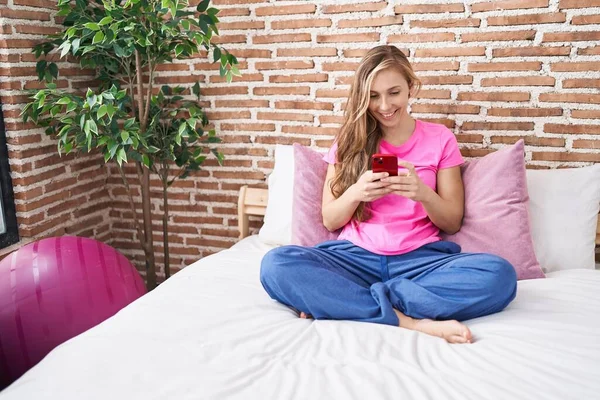 Jonge Blonde Vrouw Met Behulp Van Smartphone Zitten Bed Slaapkamer — Stockfoto