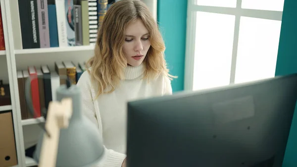 Молодая Блондинка Студентка Изучающая Компьютер Библиотечном Университете — стоковое фото
