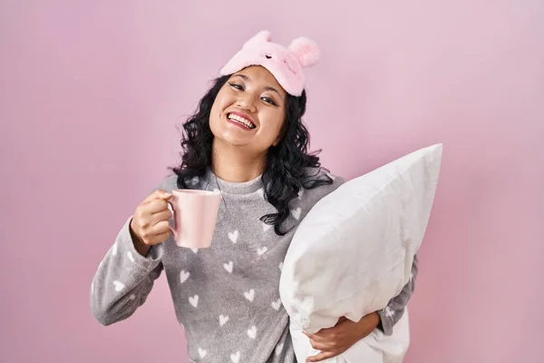 Joven Mujer Asiática Con Máscara Sueño Pijama Abrazando Almohada Bebiendo — Foto de Stock
