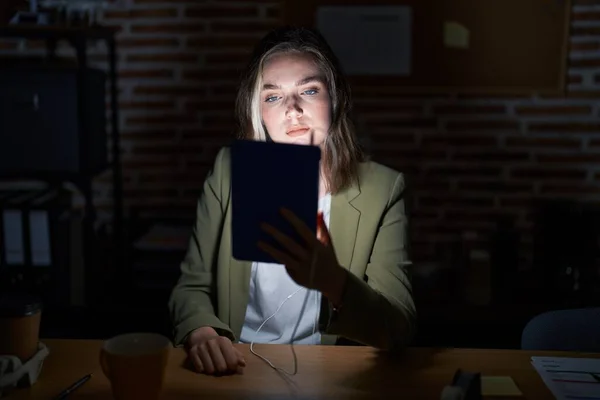 Mujer Rubia Caucásica Que Trabaja Oficina Por Noche Relajado Con —  Fotos de Stock