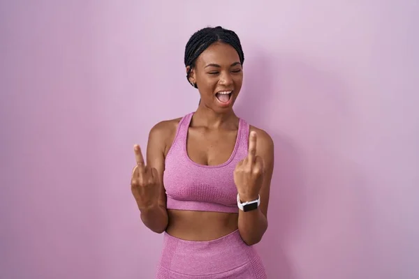 African American Woman Braids Wearing Sportswear Pink Background Showing Middle — ストック写真