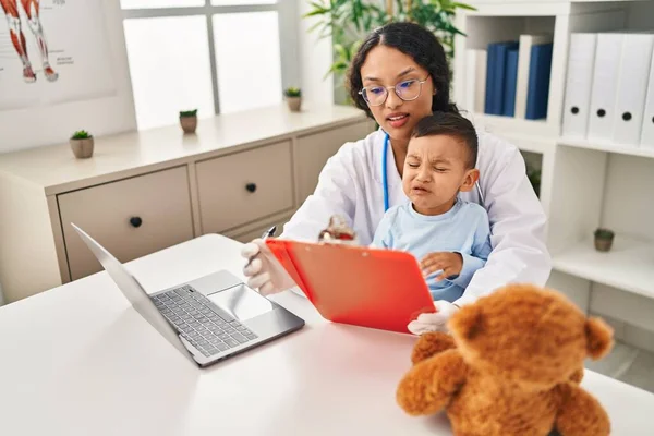 Mother Son Pediatrician Patient Having Medical Consultation Clinic — Stok fotoğraf