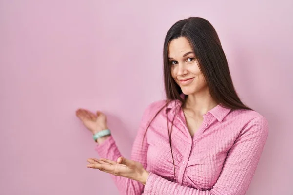 Young Hispanic Woman Standing Pink Background Inviting Enter Smiling Natural — Stock Photo, Image