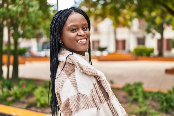 Afrikaans Amerikaanse Vrouw Glimlachen Zelfverzekerd Staan Park — Stockfoto