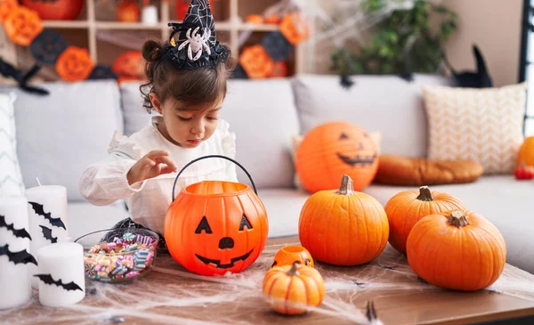 Imádnivaló Spanyol Lány Halloween Jelmezt Visel Kezében Cukorka Sütőtök Kosár — Stock Fotó