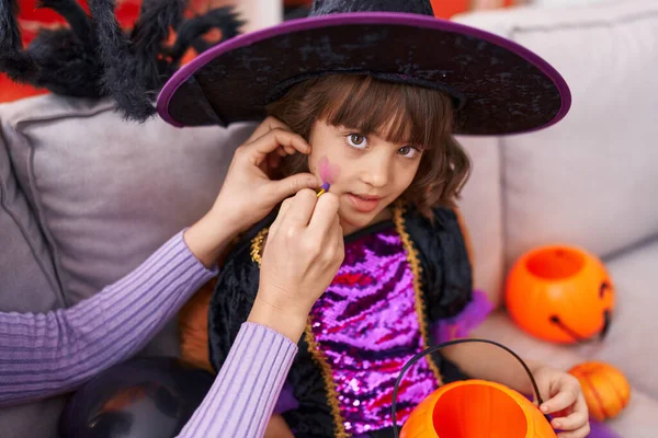Adorável Menina Hispânica Vestindo Traje Bruxa Com Maquiagem Halloween Casa — Fotografia de Stock
