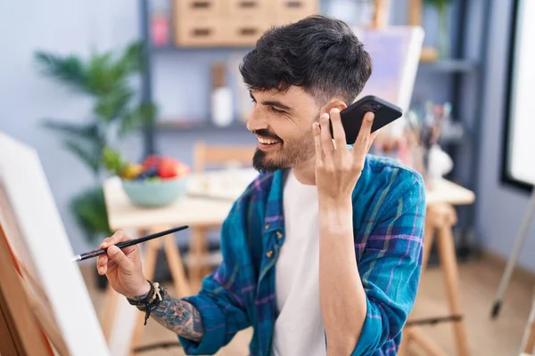 Ung Latinamerikansk Man Artist Lyssnar Ljud Meddelande Smartphone Ritning Konst — Stockfoto