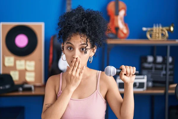 Kıvırcık Saçlı Spanyol Kadın Müzik Stüdyosunda Mikrofon Kullanarak Şarkı Söylüyor — Stok fotoğraf