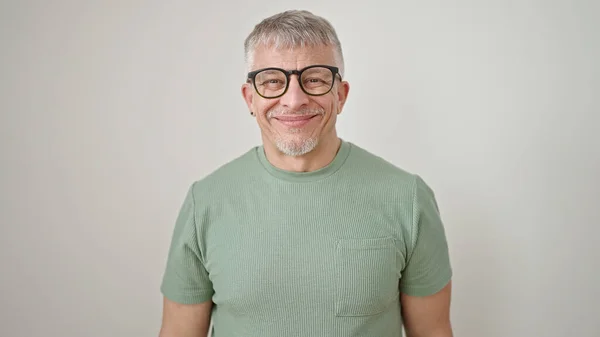 Orta Yaşlı Gri Saçlı Gülümseyen Kendine Güvenen Gözlük Takan Izole — Stok fotoğraf