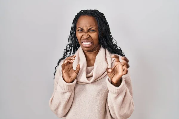 Африканская Женщина Стоящая Белом Фоне Отвратительное Выражение Лица Недовольная Испуганная — стоковое фото