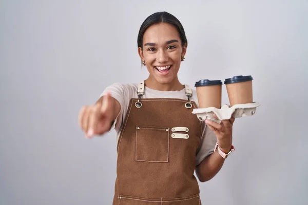 Mujer Hispana Joven Vistiendo Delantal Camarera Profesional Sosteniendo Café Señalándote —  Fotos de Stock