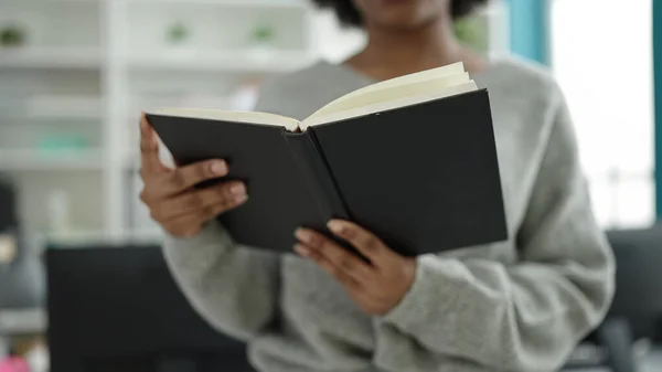 Африканська Американська Жінка Студент Яка Читає Книжки Бібліотечному Університеті — стокове фото