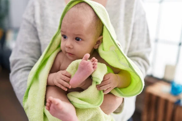 Adorável Bebê Caucasiano Usando Toalha Nos Braços Mãe Casa — Fotografia de Stock