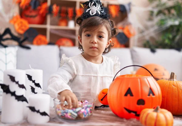 Adorable Chica Hispana Con Disfraz Halloween Sosteniendo Caramelos Bol Casa — Foto de Stock