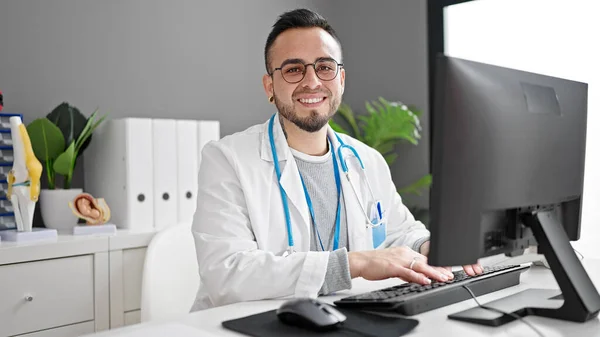 Hispanic Man Doctor Using Computer Working Clinic — Stock Photo, Image