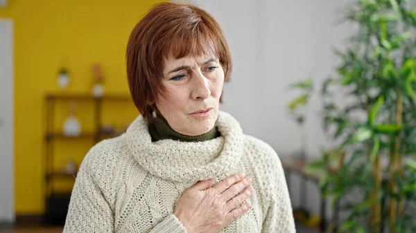 Starší Hispánská Žena Trpí Bolestí Srdce Doma — Stock fotografie