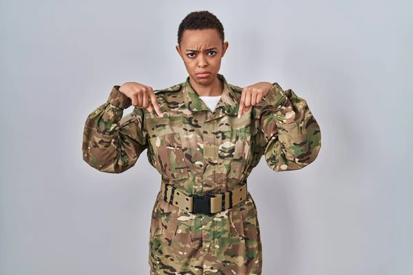 Mulher Americana Africana Bonita Vestindo Uniforme Exército Camuflagem Apontando Para — Fotografia de Stock