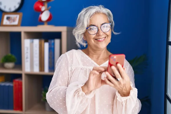 Mujer Pelo Gris Mediana Edad Usando Teléfono Inteligente Pie Casa — Foto de Stock
