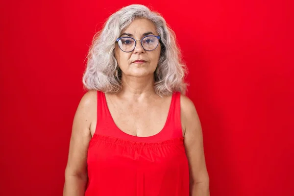 Kırmızı Arka Planda Duran Gri Saçlı Orta Yaşlı Kadın Yüzünde — Stok fotoğraf