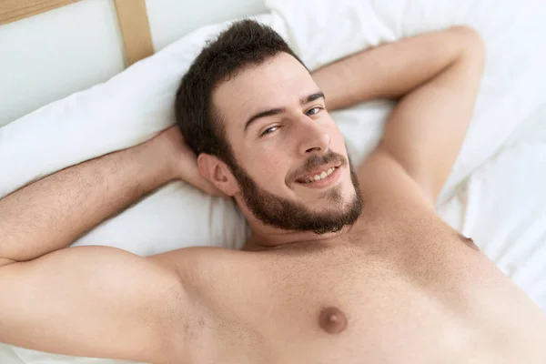 Jonge Latino Man Glimlachen Zelfverzekerd Liggend Bed Slaapkamer — Stockfoto