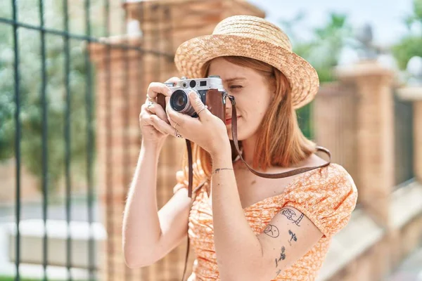 Wanita Berambut Merah Muda Turis Mengenakan Topi Musim Panas Menggunakan — Stok Foto