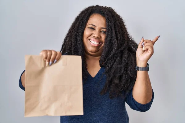 Más Tamaño Mujer Hispana Sosteniendo Llevar Bolsa Papel Sonriendo Feliz —  Fotos de Stock