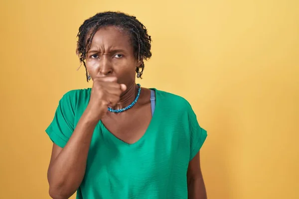 Mujer Africana Con Rastas Pie Sobre Fondo Amarillo Sintiéndose Mal — Foto de Stock