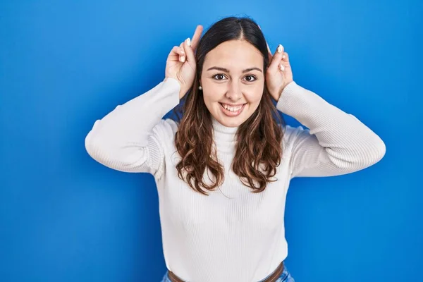 Young Hispanic Woman Standing Blue Background Posing Funny Crazy Fingers — Stock Photo, Image