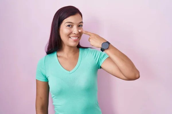 Young Hispanic Woman Standing Pink Background Pointing Hand Finger Face — Stockfoto