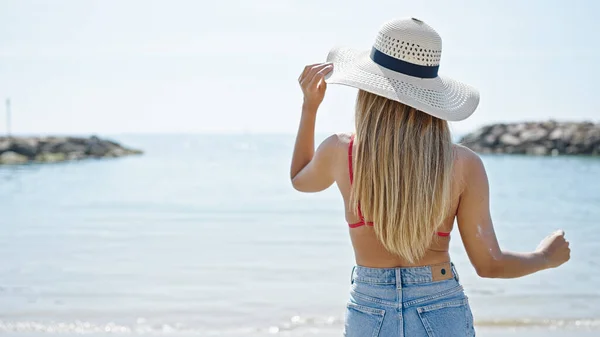 Młoda Blondynka Turystka Nosi Bikini Letni Kapelusz Tyłem Plaży — Zdjęcie stockowe