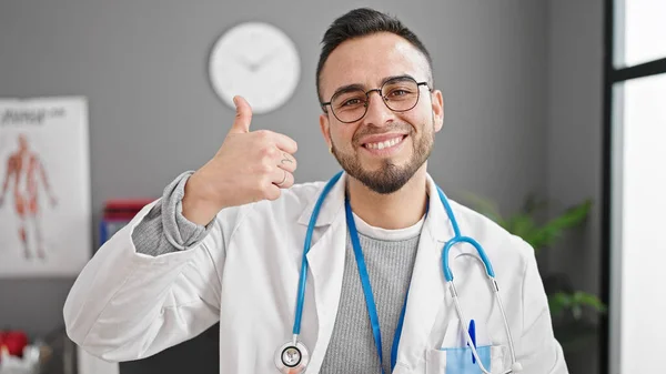 Ισπανόφωνος Γιατρός Κάνει Αντίχειρες Επάνω Στην Κλινική — Φωτογραφία Αρχείου
