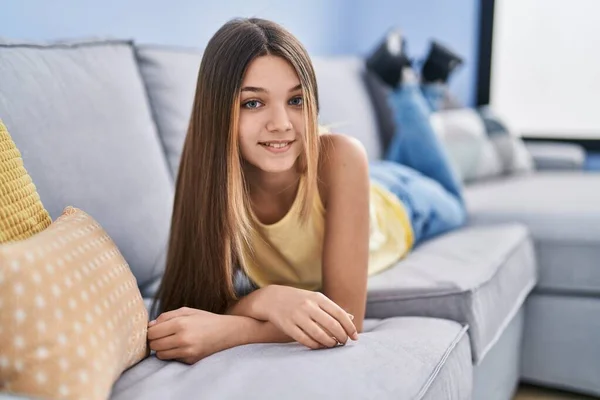 Liebenswertes Mädchen Lächelt Selbstbewusst Auf Dem Sofa Hause — Stockfoto