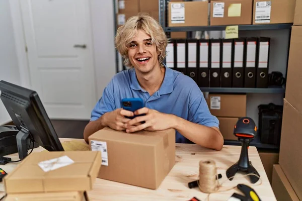 Mladý Blond Muž Ekommerce Obchodní Pracovník Pomocí Smartphone Kanceláři — Stock fotografie