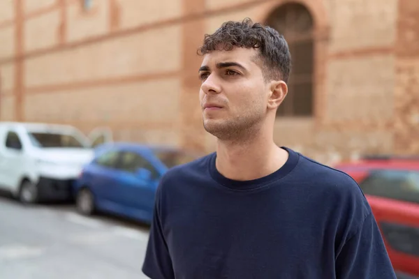 Latin Kökenli Genç Adam Ciddi Bir Ifadeyle Sokağa Bakıyor — Stok fotoğraf