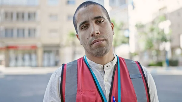 Junger Hispanischer Mann Mit Schutzweste Schaut Ernst Auf Die Straße — Stockfoto