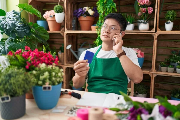 Young Chinese Man Florist Talking Smartphone Holding Credit Card Flower — Stock Photo, Image
